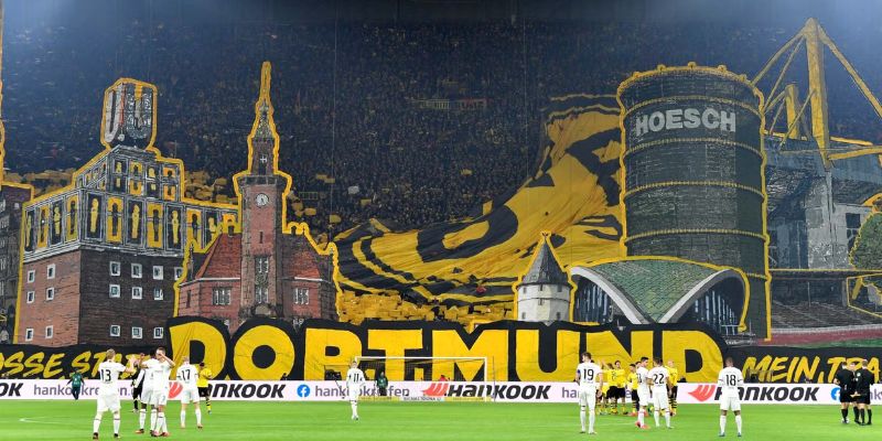 Các khán đài chật kín sân với những bức tifo hoành tráng là đặc sản của Bundesliga