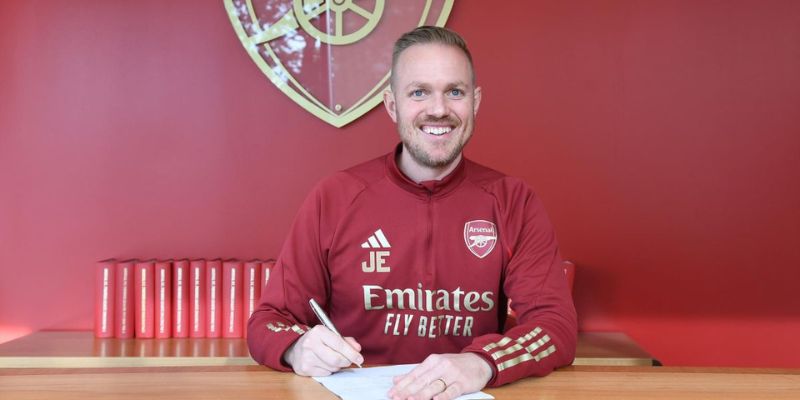 Ông vui vẻ khi ký hợp đồng làm HLV cho Arsenal Women